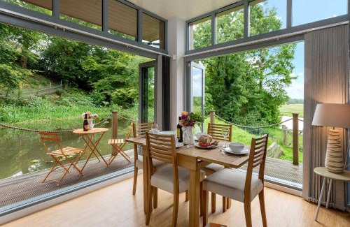 New Forest District House | Secluded, New Forest Riverside Lodge