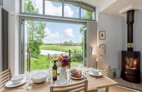 New Forest District House | Secluded, New Forest Riverside Lodge