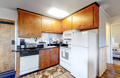 Spring Valley House | Secluded retreat w/wood stove, free WiFi, mountain & valley views, washer/dryer