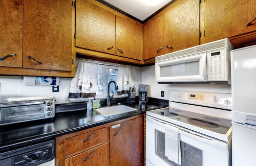 Spring Valley House | Secluded retreat w/wood stove, free WiFi, mountain & valley views, washer/dryer