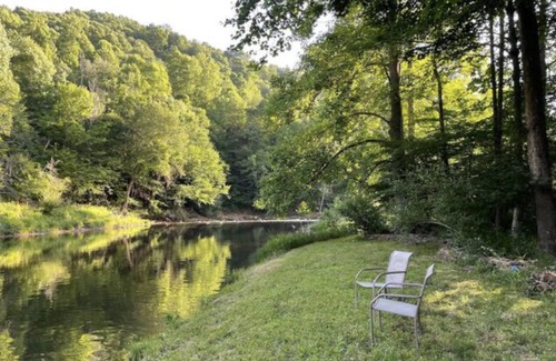 Davis House | Secluded River access , restored farmhouse along Dry Fork River
