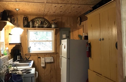 Rock Stream Cottage | Secluded seasonal Seneca Lake Cottage Overlooking the Lake
