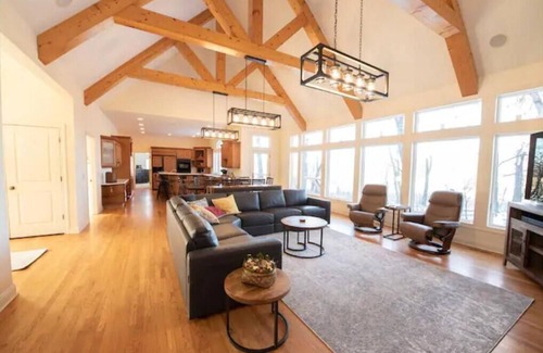 Blaine House | Secluded Spa-cious Retreat 11+3