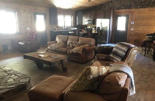 Henderson Cabin | Secluded Waterfront Cabin Retreat