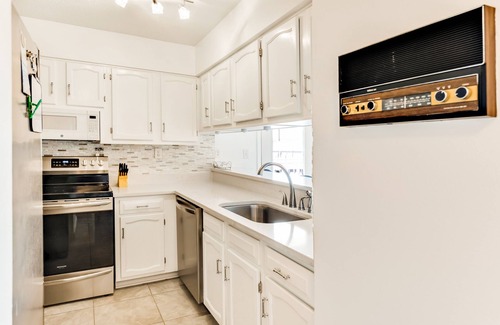 Navarre Beach Condo | Second-floor condo w/beach access, shared outdoor pool & tennis court!