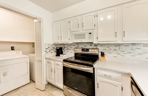 Navarre Beach Condo | Second-floor condo w/beach access, shared outdoor pool & tennis court!