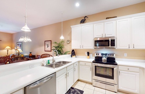 Bahama Bay Condo | Second-Floor Condo w/a Restaurant, Shared Pools, Sauna, Gym, & Tennis Court