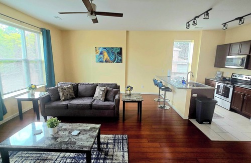 The Gate Apartment | Second Floor King Bed w/Off-Street Parking