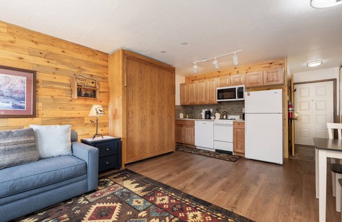 Grand Elk Ranch Condo | Second floor, pet friendly studio in Granby