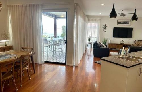 Bonny Hills Apartment | Second Level on Honeysuckle