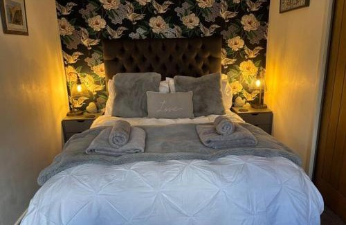 Bournemouth Apartment | Secret Gem 1 Bed Garden Flat Private Luxury Hot Tub