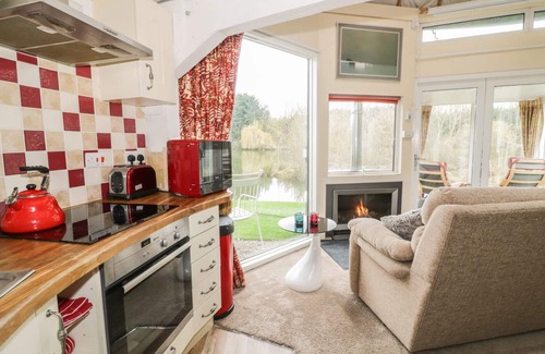 Beckford Cottage | SECRET ISLAND YURT, pet friendly, with hot tub in Beckford