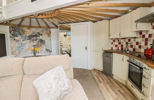 Beckford Cottage | SECRET ISLAND YURT, pet friendly, with hot tub in Beckford