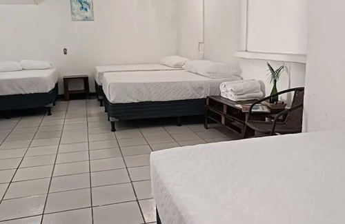 El Tunco Bed & Breakfast | Secret Spot Surf Inn - Quadruple room in Sunzal
