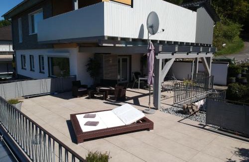 Gummersbach House | Seeblick-Ferienwohnung im "Ferienhaus Agger-Blick" mit traumhafter Sonnen-Terrasse, Sauna, E-Kamin & Kajak