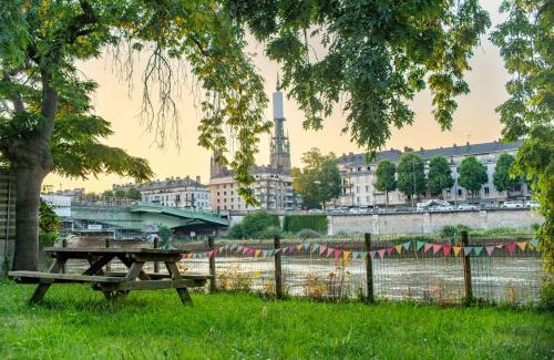 Centre Ville Rive Gauche Apartment | Seine-Front Apt in Stone House with parking and garden, Lacroix Island
