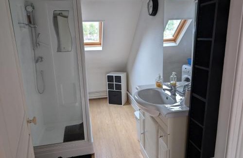 Centre Ville Rive Gauche Apartment | Seine-Front Apt in Stone House with parking and garden, Lacroix Island