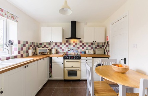 Frampton on Severn Cottage | Self catering modern bungalow with private enclosed garden