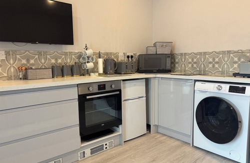 Sandown Apartment | Self catering flat, parking, 4 min walk to beach, 3 min shops. Ferry discount.