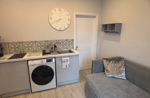Sandown Apartment | Self catering flat, parking, 4 min walk to beach, 3 min shops. Ferry discount.