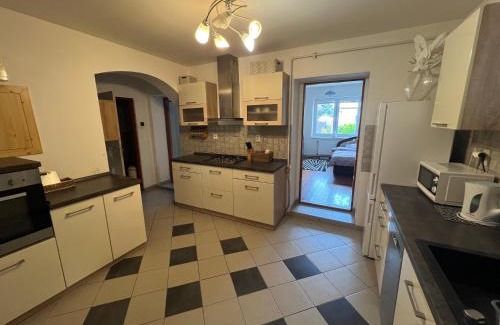 Levice House | -Self-Check- 4-bedroom family house with heated tub