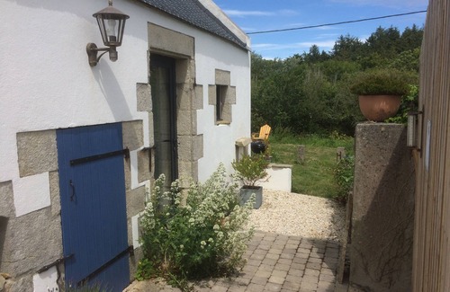 Cleden-Cap-Sizun Apartment | Self-contained studio with garden, Breton house on Baie des Trépassés