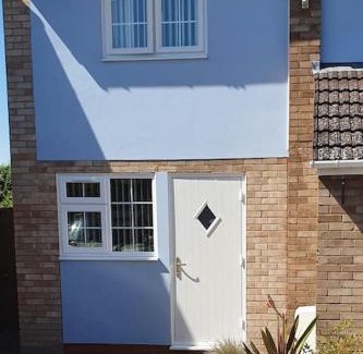 Sawston House | Self-contained annex with private entrance, double bed, kitchen, bathroom, free car park - Near Cambridge, Duxford Air Museum and Addenbrooke's Hospital