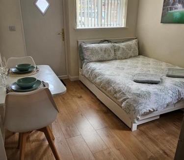 Sawston House | Self-contained annex with private entrance, double bed, kitchen, bathroom, free car park - Near Cambridge, Duxford Air Museum and Addenbrooke's Hospital