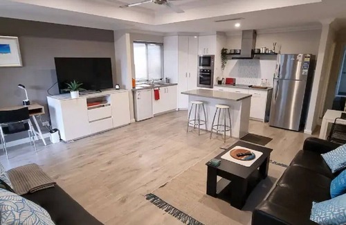 Alkimos Villa | Self Contained Granny Flat with Play Space