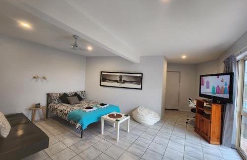 Tallai House | Self Contained Guesthouse for 7ppl, w Pool