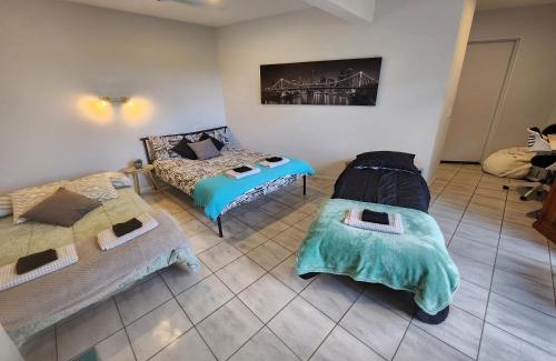 Tallai House | Self Contained Guesthouse for 7ppl, w Pool