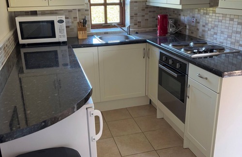Marlborough Cabin | Self contained lodge with full amenities in Great Bedwyn near Marlborough