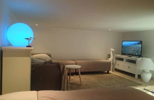Vergeze Apartment | Self-contained studio with garden near the sea