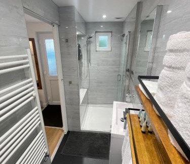 Headington Apartment | Self-contained studio with folding down Bed