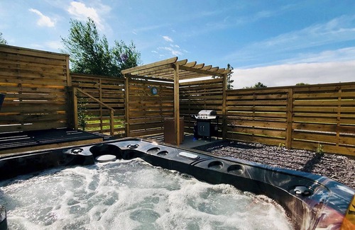 Llansantffraed Ski Chalet | Semi-detached deluxe lodge offering the perfect romantic retreat.