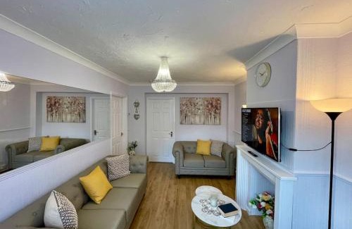 Rushmoor District Villa | Semi Detached House in Aldershot