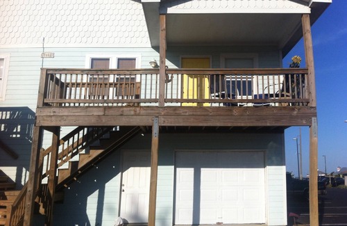 Nags Head Cottage | Semi-Oceanfront Nags Head in-between two beach accesses. Quick walk to the ocean