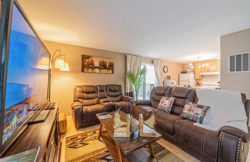 Northeast Anchorage Condo | Semi-Secluded Lodge Style: King Bed, Garage, Laundry, WiFi