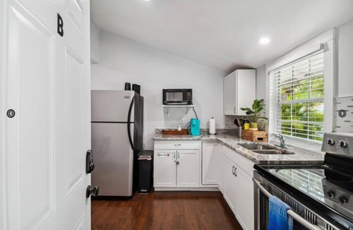 South Seminole Heights House | Seminole Heights 1BR with Historic Charm, Prime Location & Free Parking