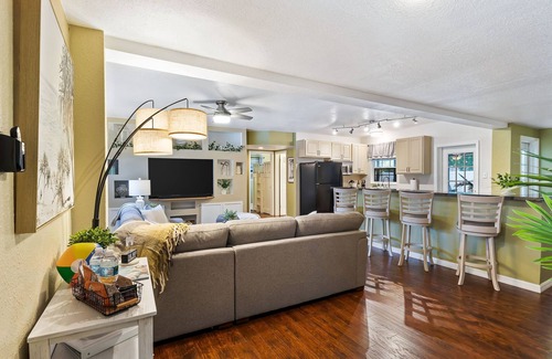 South Pinellas Community Council House | Seminole Shores~Private Pool, BBQ, Outdoor Games