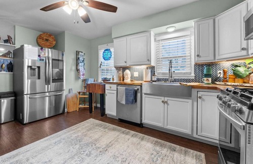 Cape Girardeau House | SEMO Redhawks Campus Home with Hot Tub