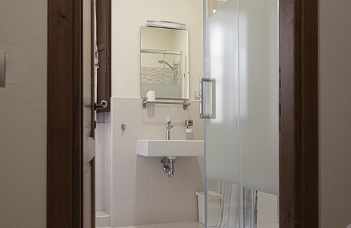 Capestrano House | Senator House - The Green Room