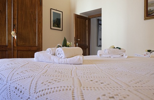 Capestrano House | Senator House - The Green Room