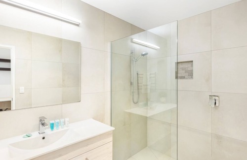 Northcote Apartment | Sensational North Shore Retreat
