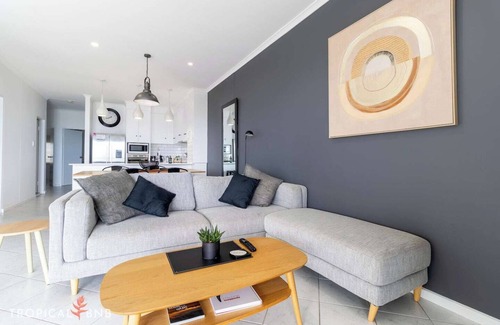 Rapid Creek Apartment | Sensational Sunsets | Ocean Views from Top Floor
