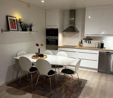 Sandnes Apartment | Sentral og lys leilighet med stor uteplass og gratis parkering