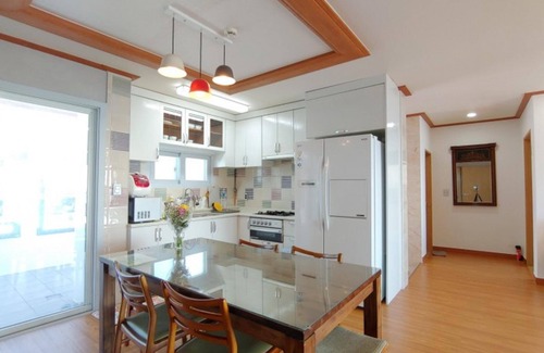 Pyoseon House | Seogwipo Jijunghae Pool Villa Pension