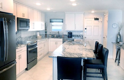 Daytona Beach Shores Condo | Sept/Oct the Best @ 1102 Shores Club! Pool/NO-DRIVE Bch/Grills/Picklebll/BsktBl