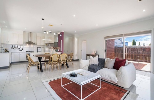 Franklin House | Serein Retreat – 5 Bedrooms and 2 Secure Parking