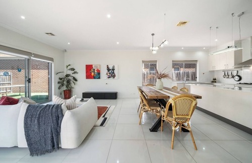 Franklin House | Serein Retreat – 5 Bedrooms and 2 Secure Parking